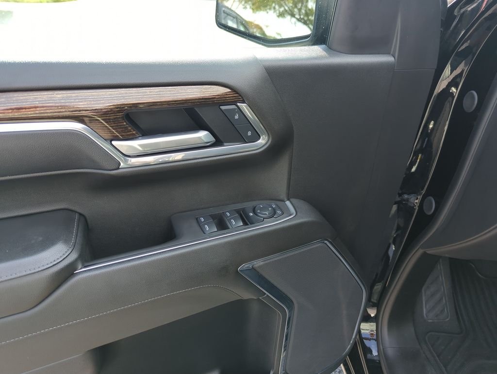 Used 2025 Black GMC Elevation image 18