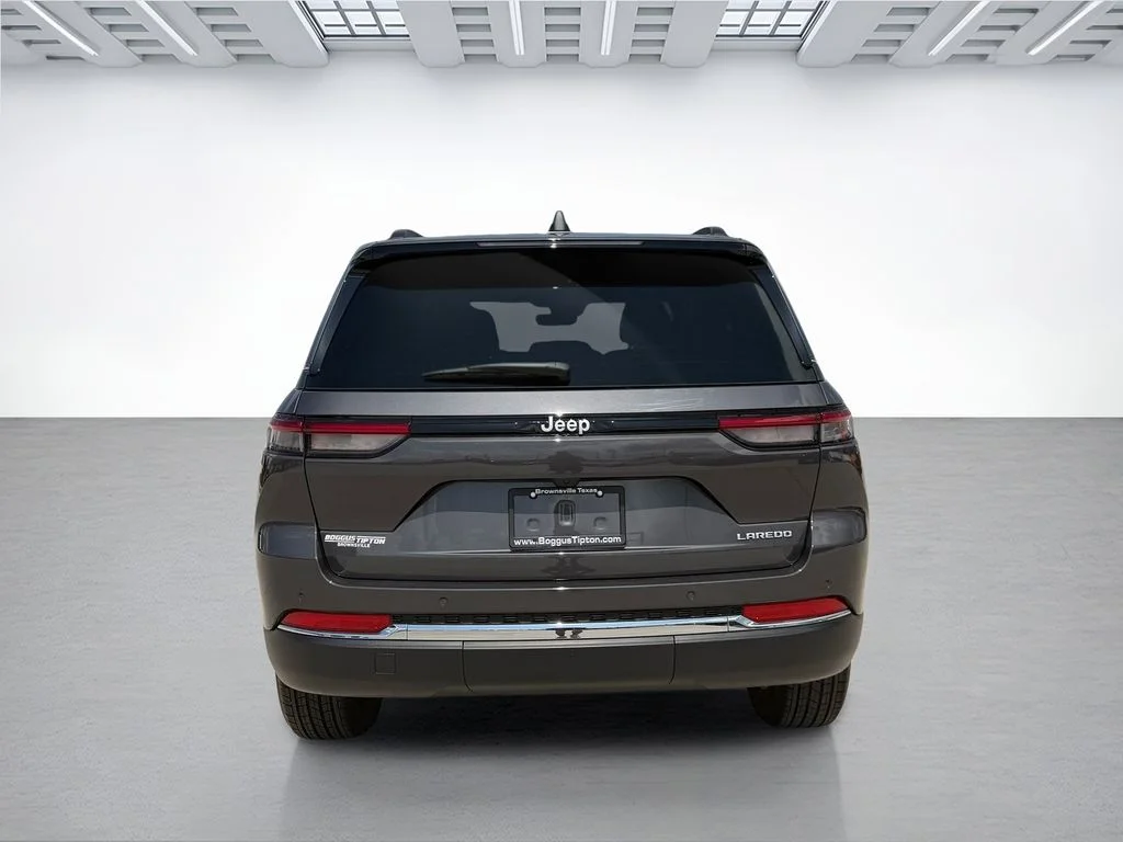 New 2026 Baltic Gray Metallic Clear-Coat Exterior Paint Jeep Altitude image 4