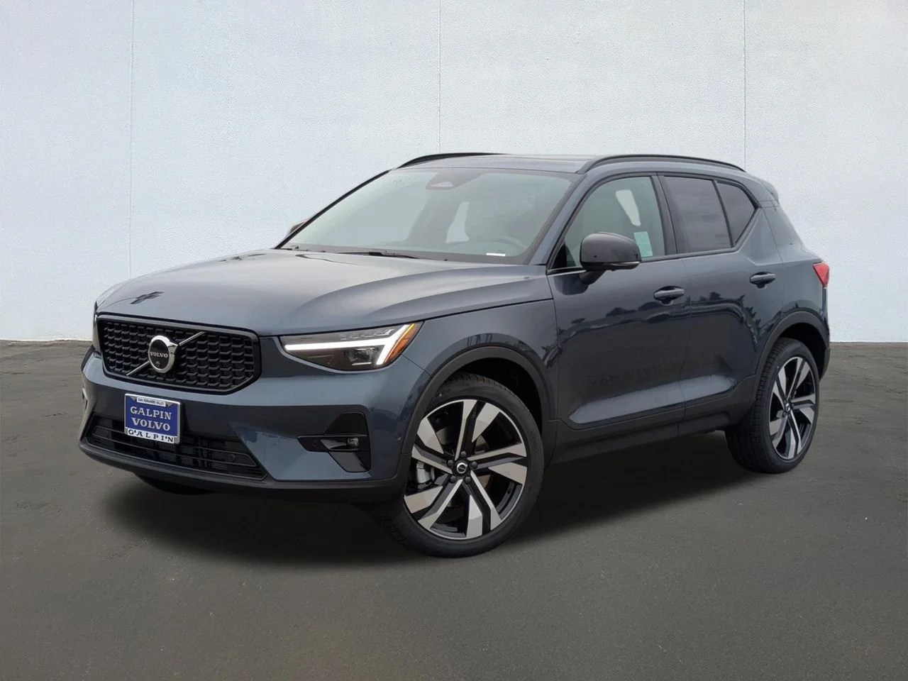 2026 Volvo XC40 B5 Ultra Dark AWD's photo