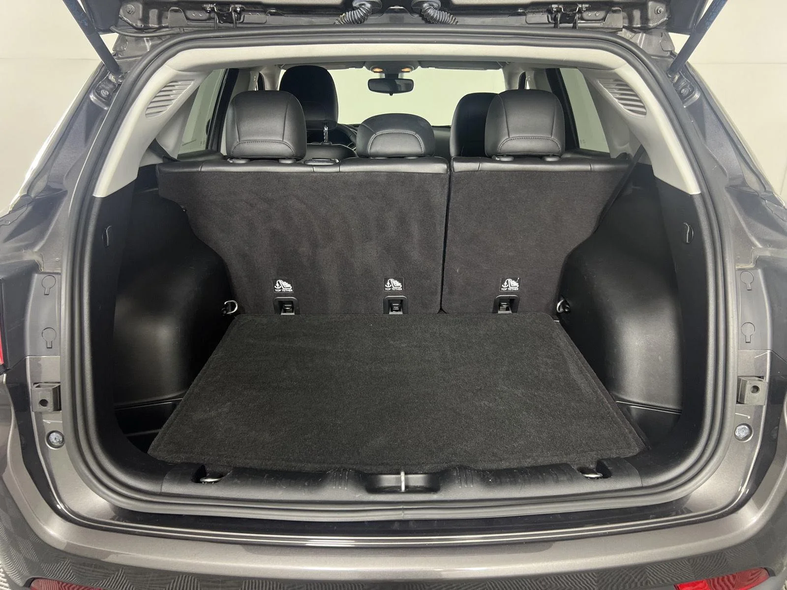 Used 2018 Granite Crystal Metallic Clearcoat Jeep Latitude image 20