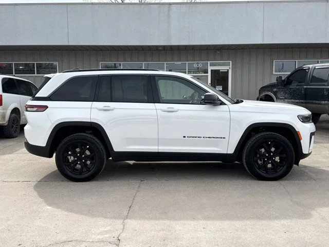 New 2026 Bright White Clear-Coat Exterior Paint Jeep Altitude image 2
