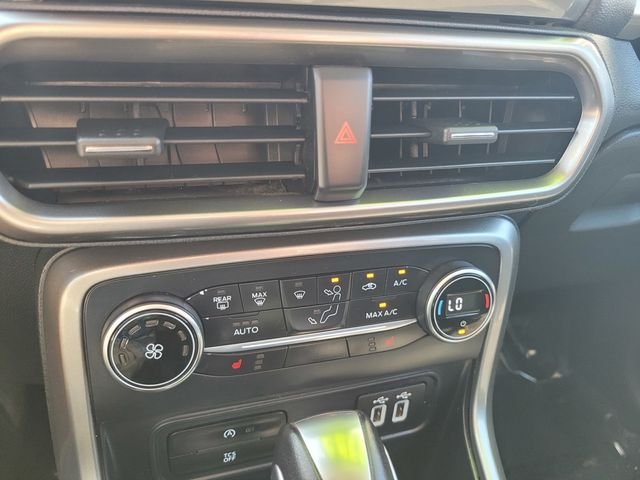 Used 2018 Blue Ford SE image 25