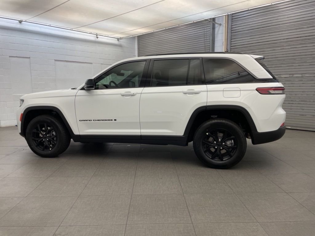 New 2026 Bright White Clearcoat Jeep Altitude image 5