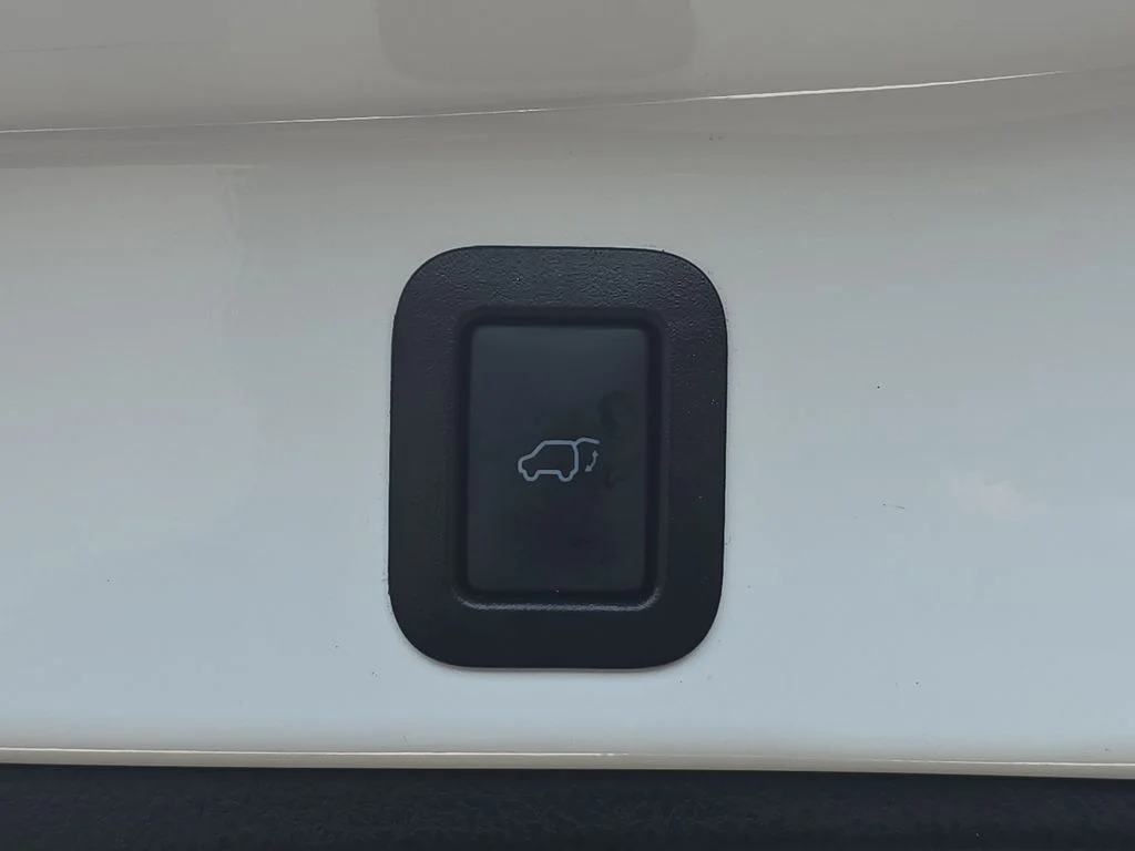Used 2019 White Toyota SE image 17