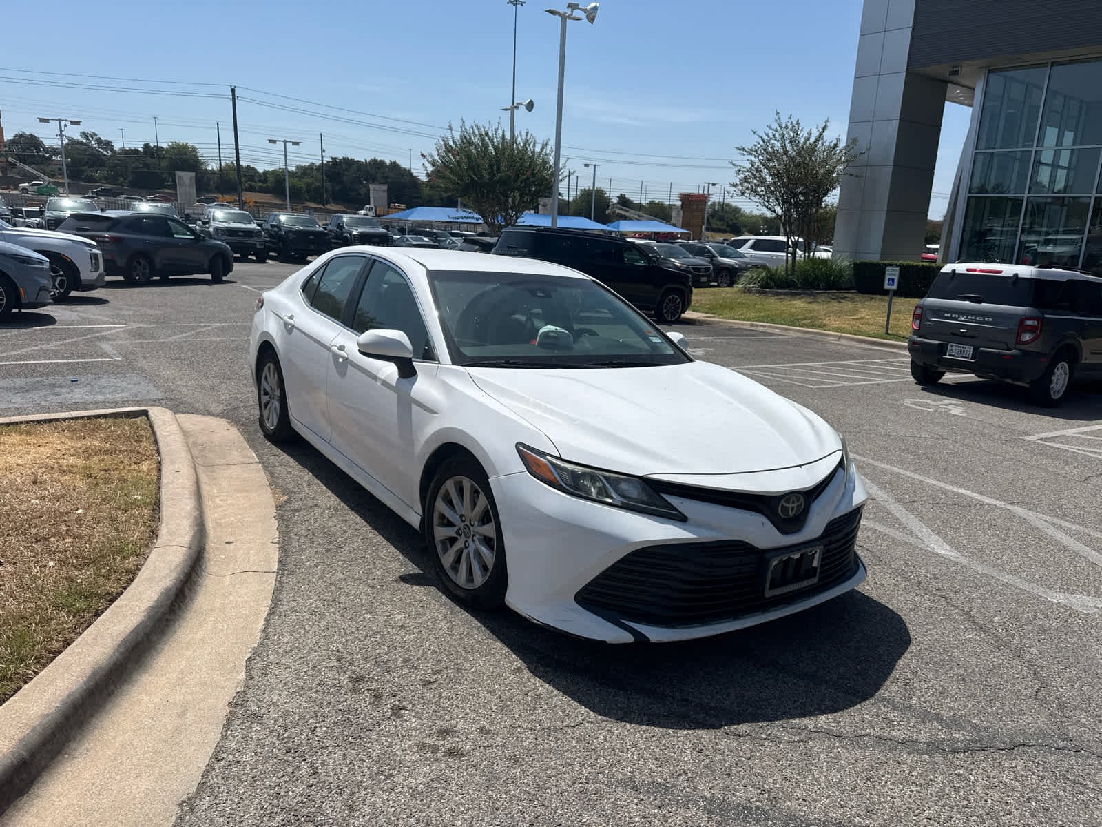 Used 2018 Super White Toyota L image 3