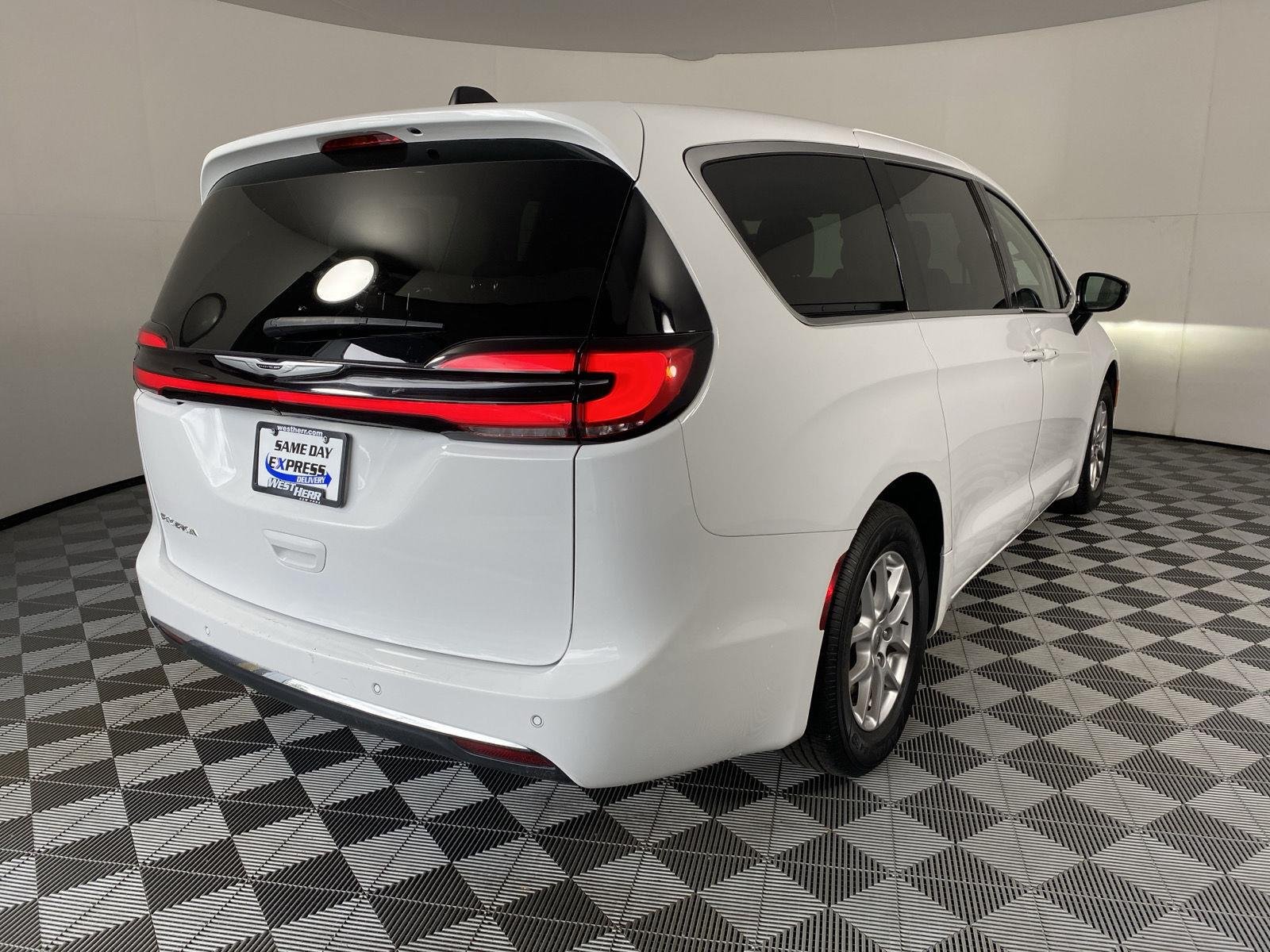 Used 2024 Bright White Clearcoat Chrysler Touring L image 9