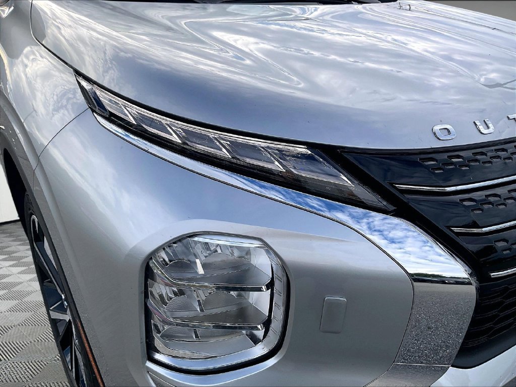 Used 2024 Silver Mitsubishi SE image 30