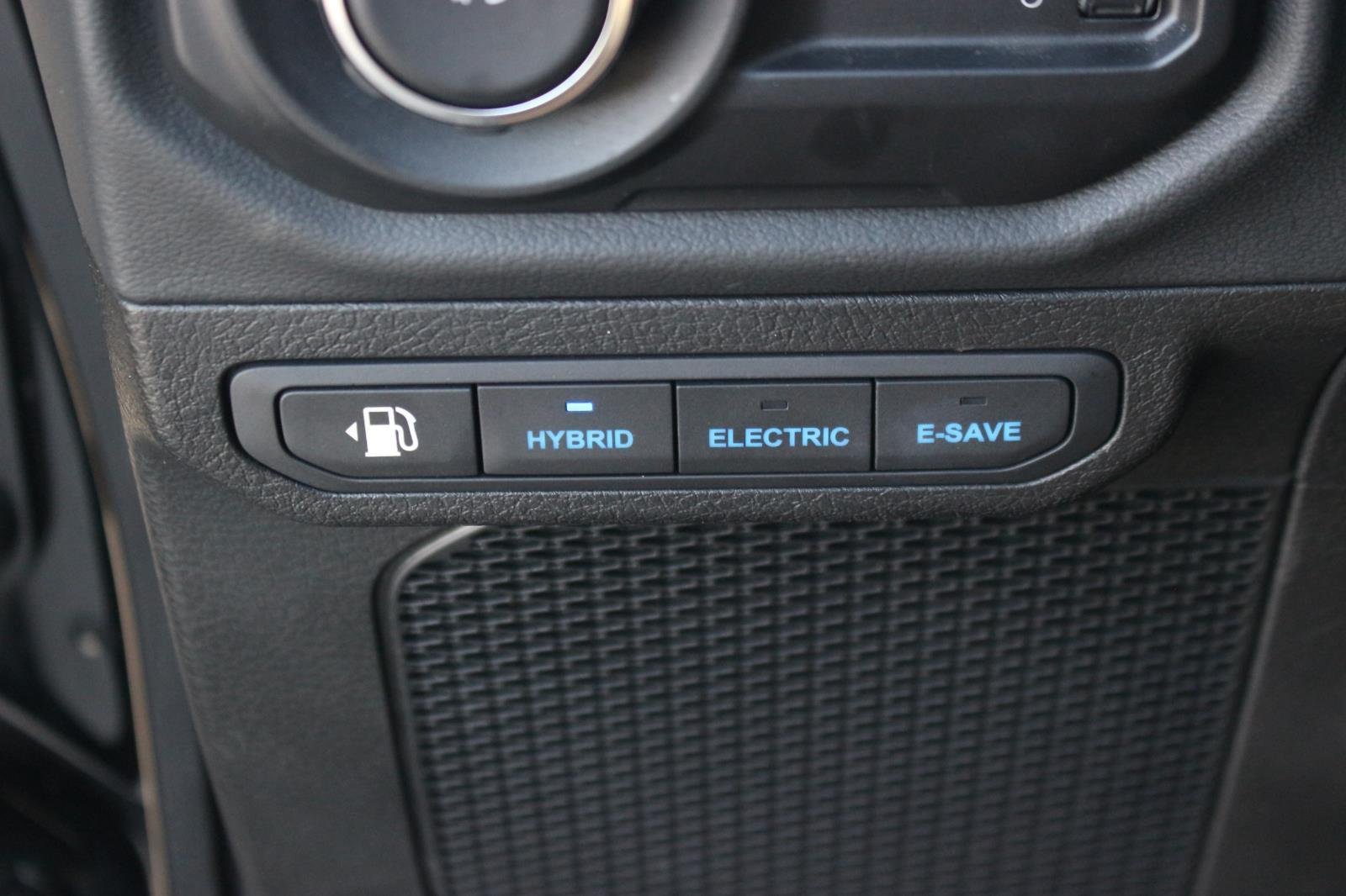 Used 2024  Jeep Sahara image 30