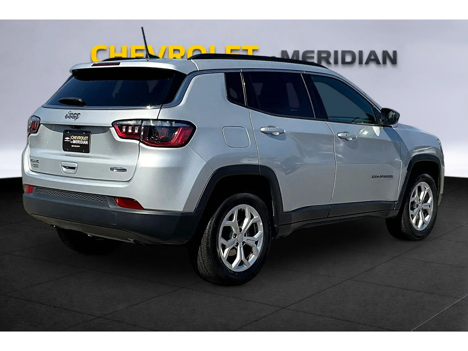 Used 2024 Silver Jeep Latitude image 10
