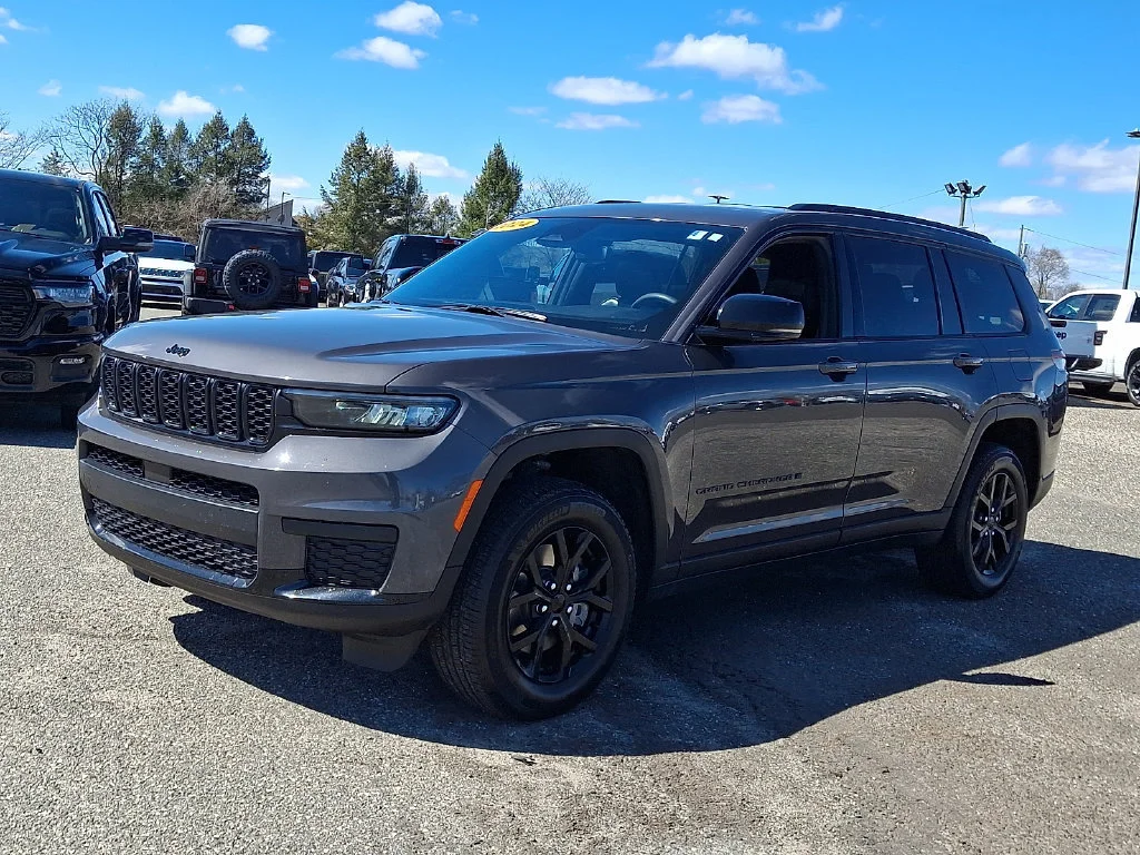 Used 2024 Baltic Gray Metallic Clearcoat Jeep Altitude image 6