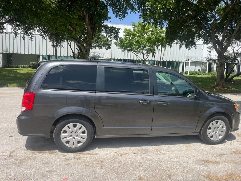 Used 2018 Granite Crystal Metallic Clearcoat Dodge SE image 3