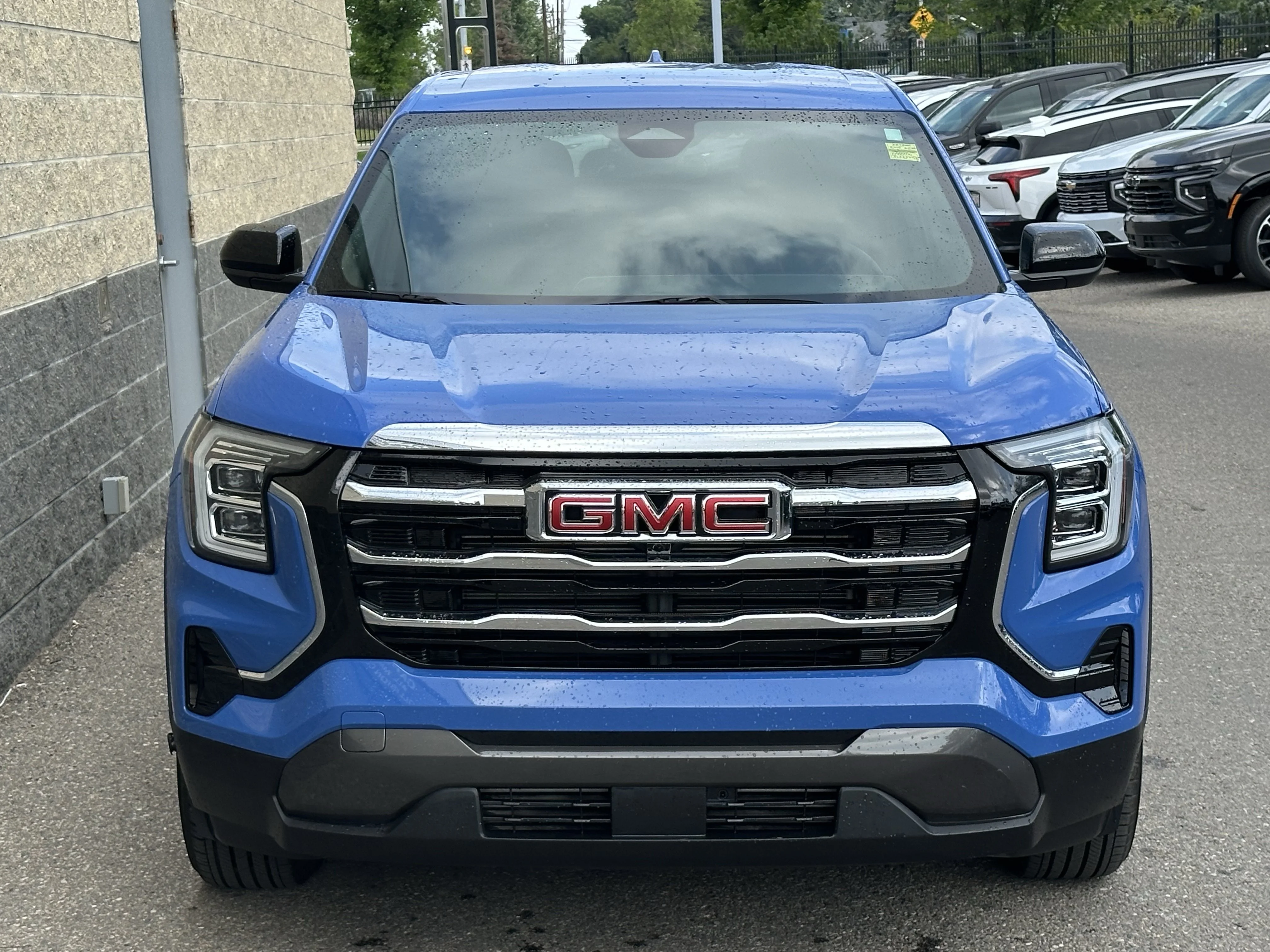 Certified Used 2025  GMC AWD Elevation image 2