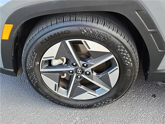 Used 2025  Hyundai SEL Convenience Front-Wheel Drive image 8