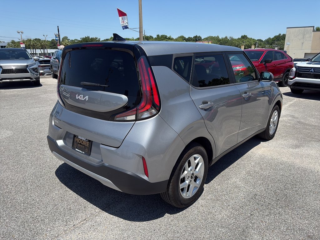 Used 2024 GRAY Kia LX image 5