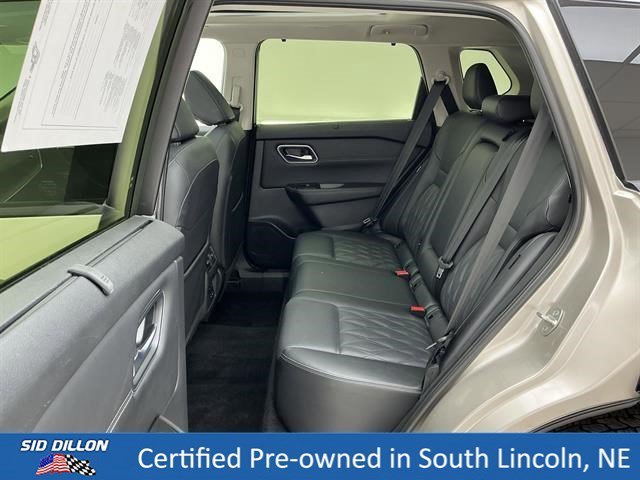 Used 2025 Champagne Silver Metallic/Super Black Nissan Platinum image 19