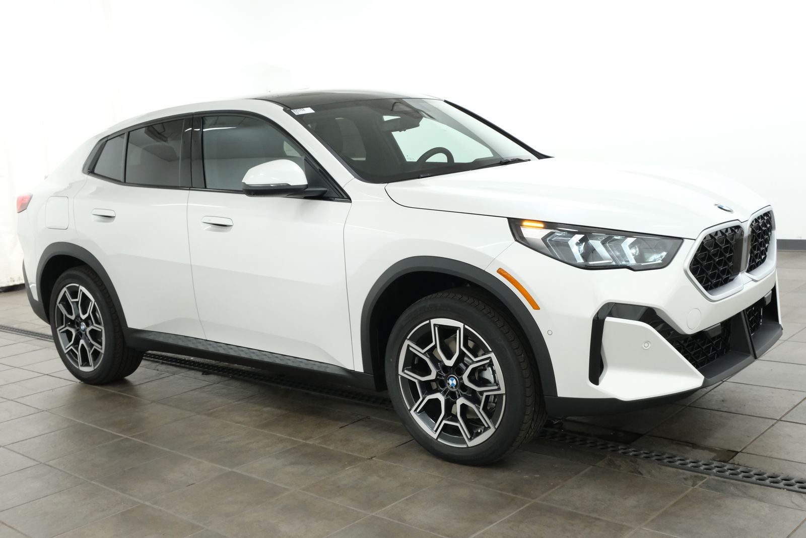 New 2026 Mineral White Metallic BMW xDrive28i image 6