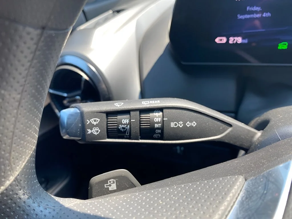 Used 2025 Summit White Chevrolet LT image 26