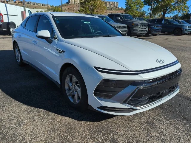 Used 2025 White Hyundai SE image 2
