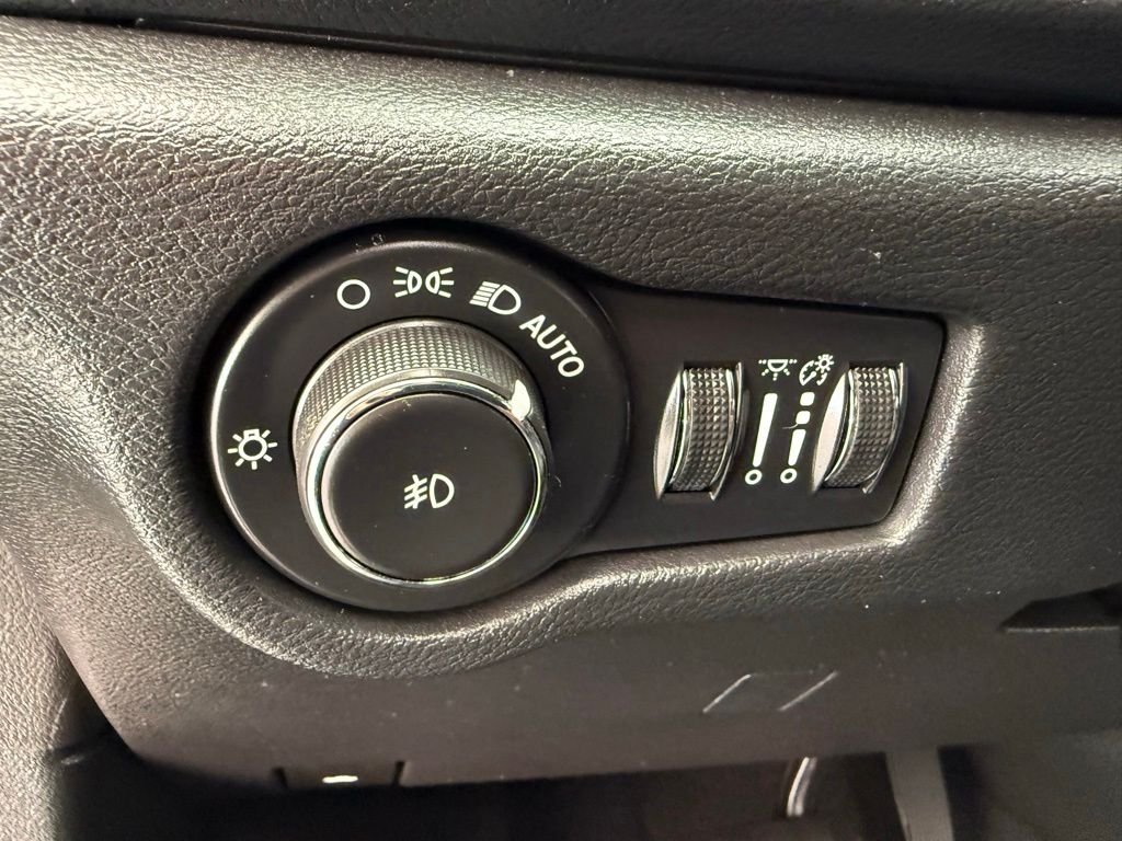 Used 2020 Brilliant Black Crystal Pearlcoat Chrysler Touring image 31