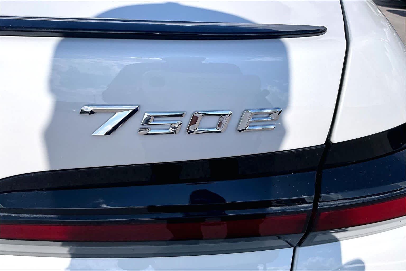 New 2026 Mineral White Metallic BMW 750e xDrive image 15