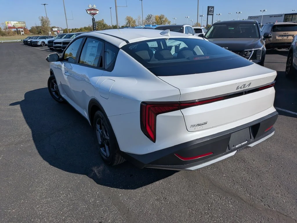 New 2027 Snow White Pearl Kia LXS image 32