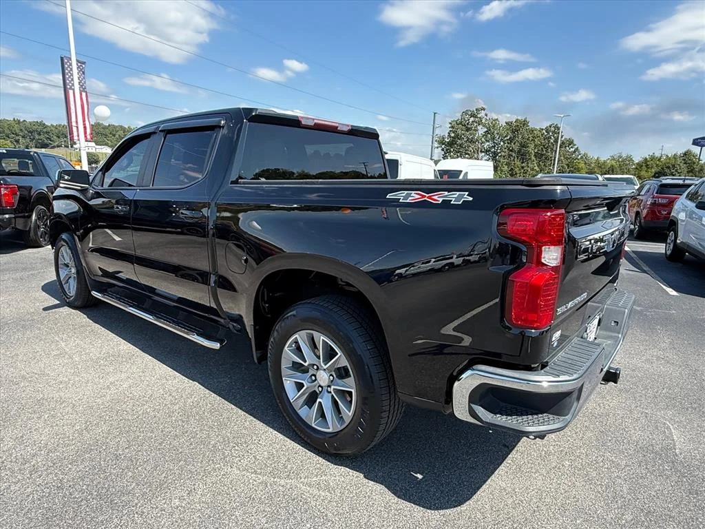 Used 2022 Mosaic Black Metallic Chevrolet LT image 5