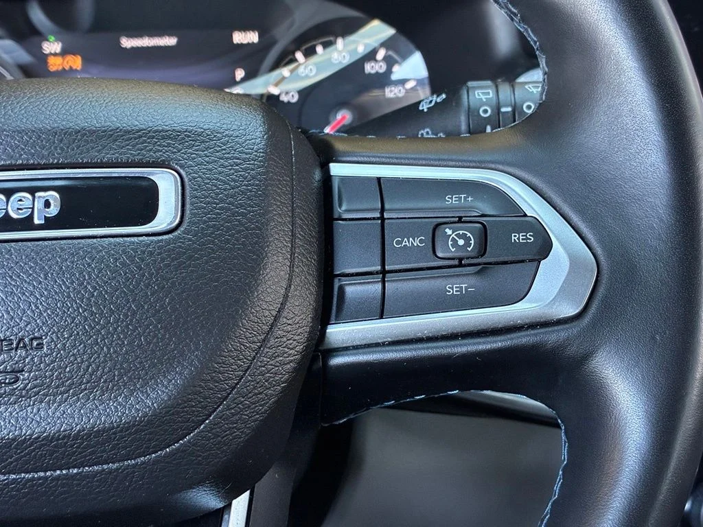 Used 2022 Red Jeep Latitude image 33