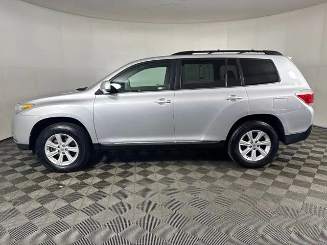 Used 2013 Classic Silver Metallic Toyota SE image 7