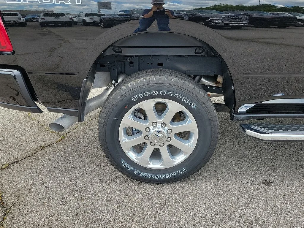 New 2025 Diamond Black Crystal Pearl-Coat Exterior Paint RAM Laramie image 7