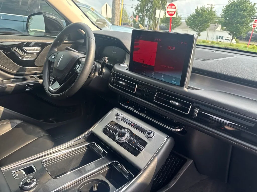 Used 2023 White Metallic Lincoln Standard image 33