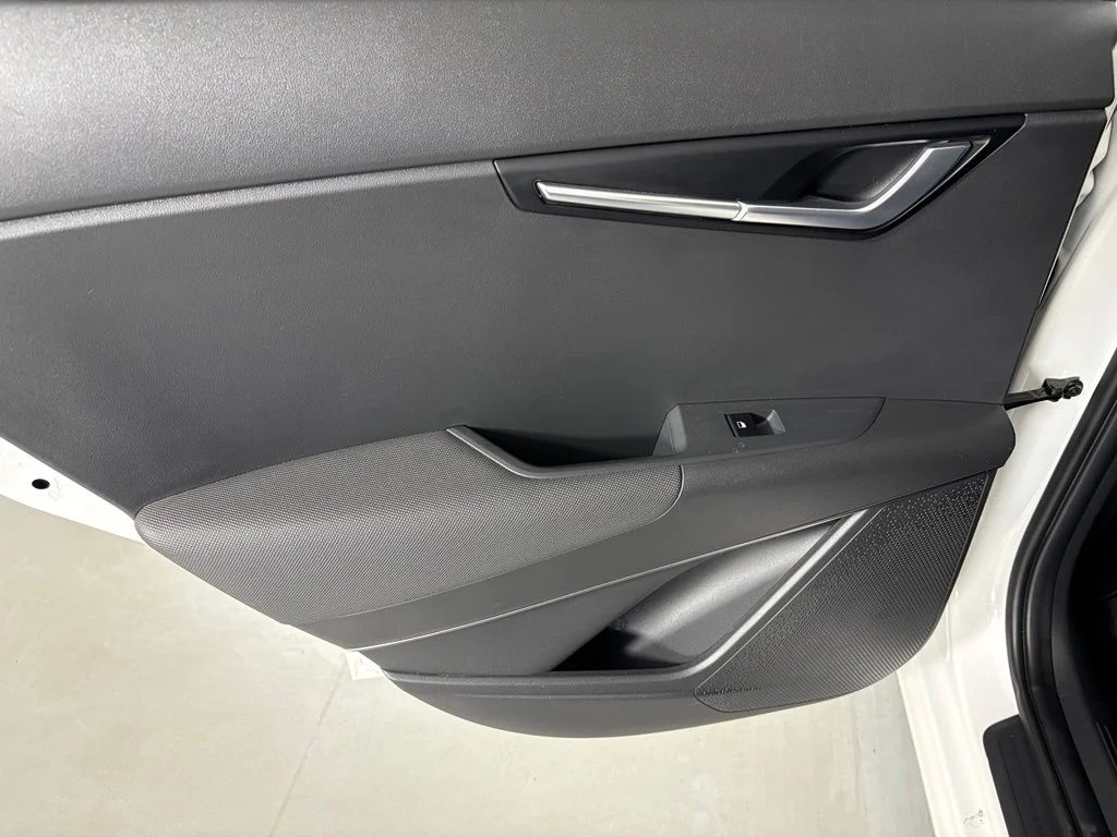 Used 2023 White Kia Wind image 37