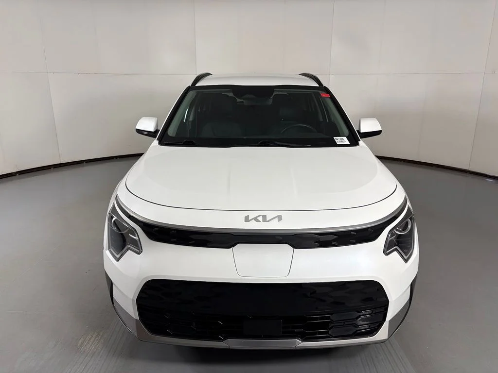 Used 2023 White Kia Wind image 3