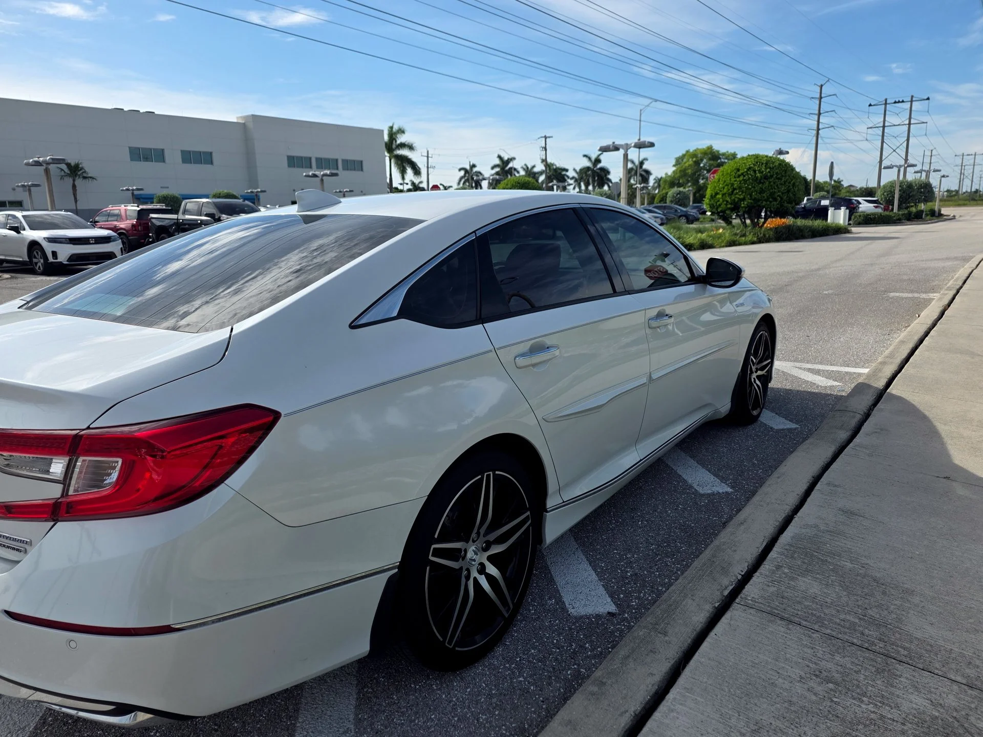 Certified Used 2021 Platinum White Pearl Honda Touring image 5