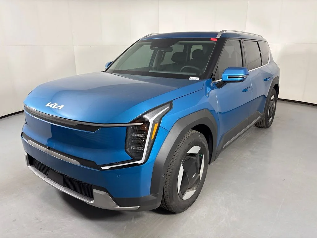 New 2026 Ocean Blue Kia Wind AWD image 4