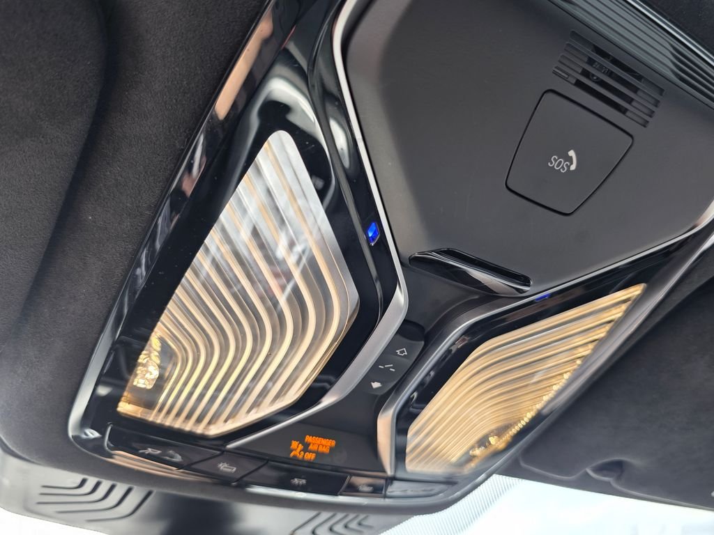 2021 BMW 7 Series M760i - Photo 32
