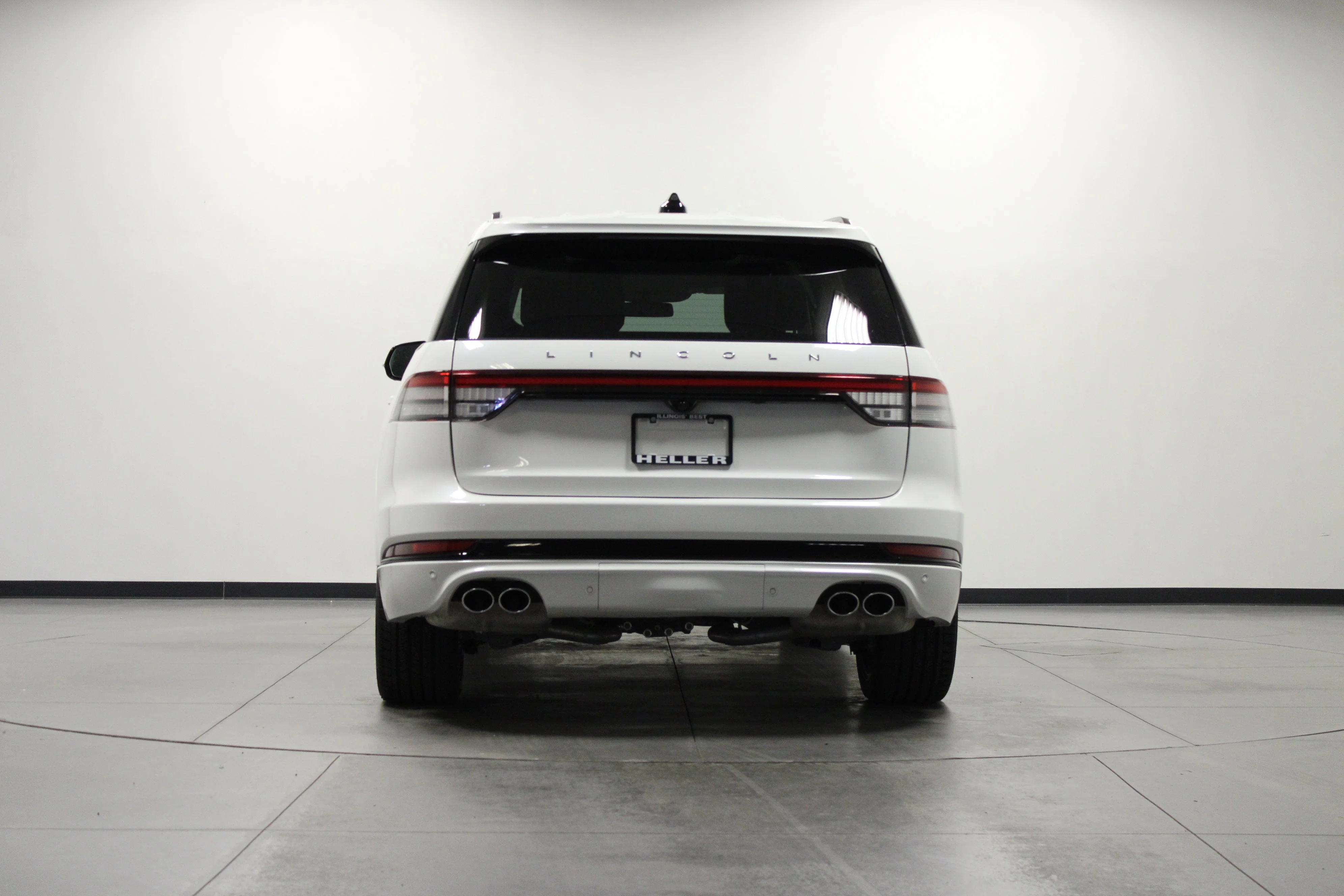 Used 2026 Pristine White Metallic Tri-Coat Lincoln Reserve image 5