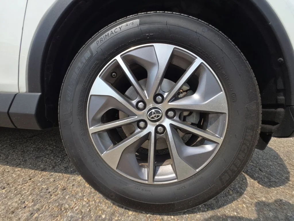 Used 2016 White Toyota XLE image 28