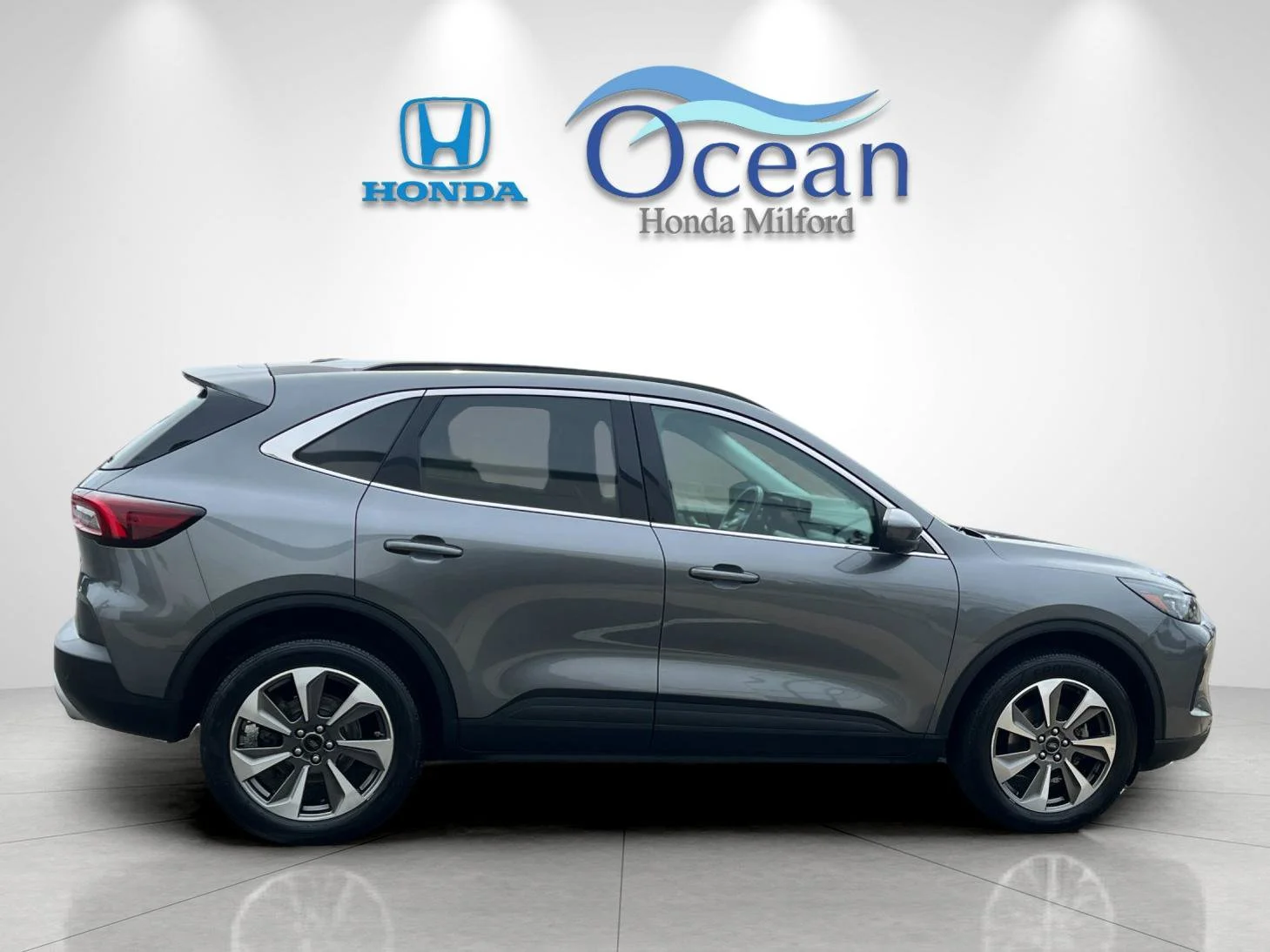 Used 2024 Carbonized Gray Metallic Ford Platinum image 2