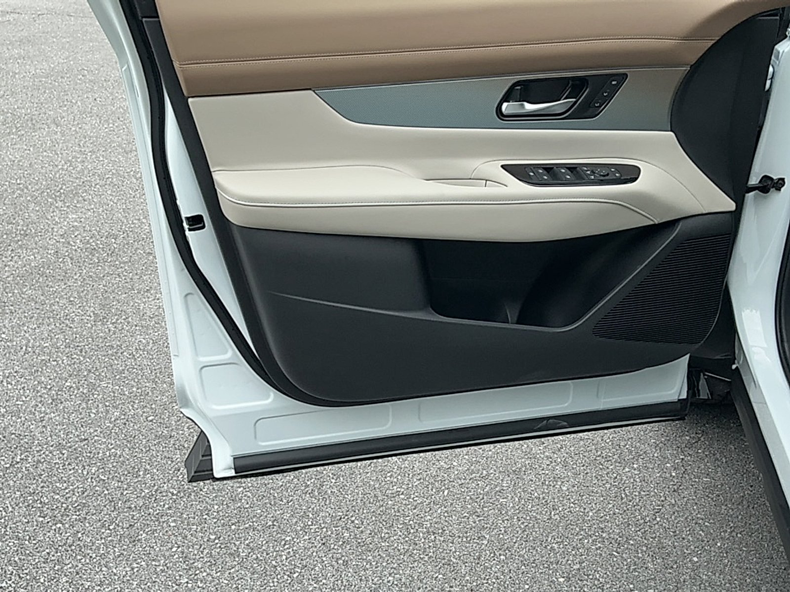 New 2026 Everest White Pearl Tricoat Nissan Platinum image 6