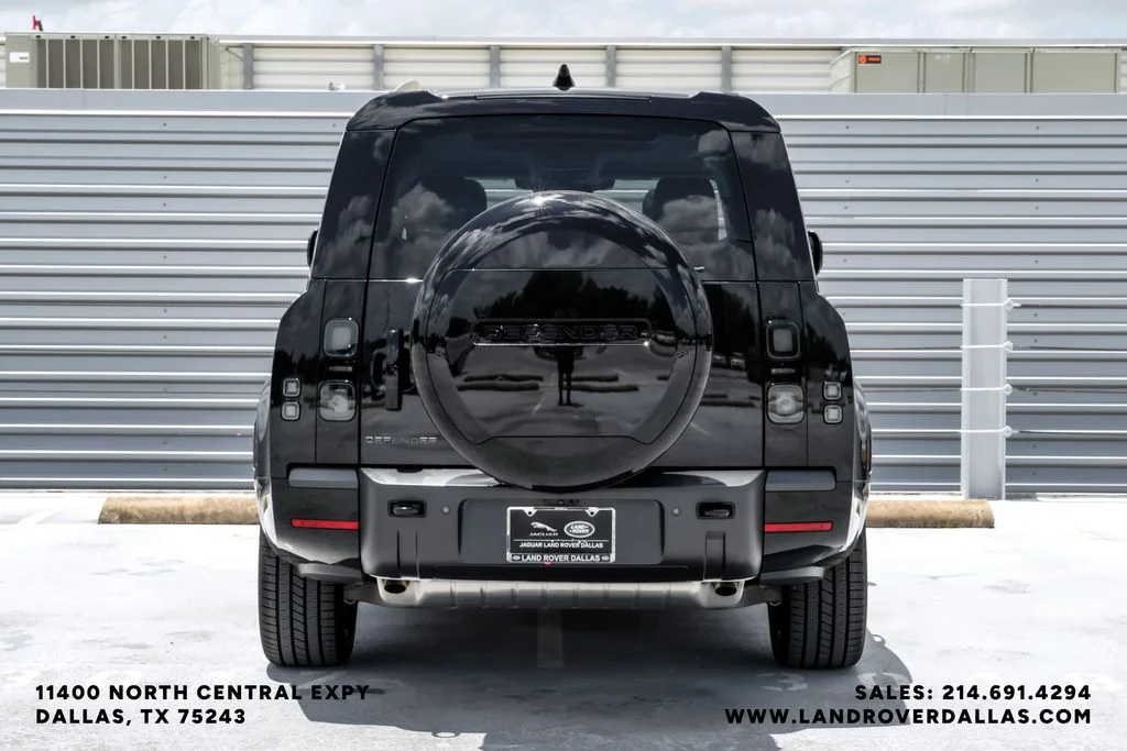 New 2026 Santorini Black Metallic Land Rover X-Dynamic SE image 7