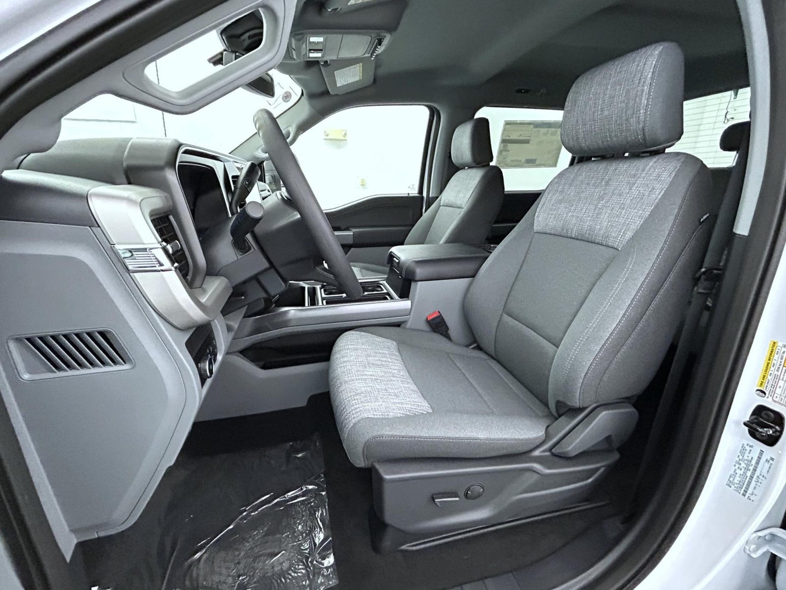 New 2027 Oxford White Ford XLT image 10