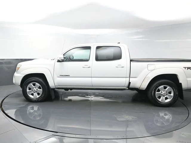 Used 2015 White Toyota Base image 4