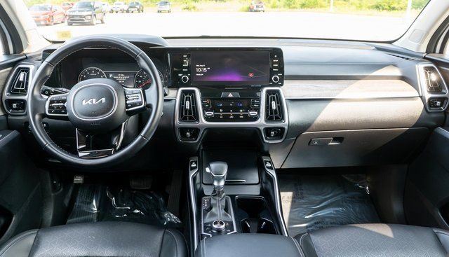 Used 2023 White Kia X-Line S image 15
