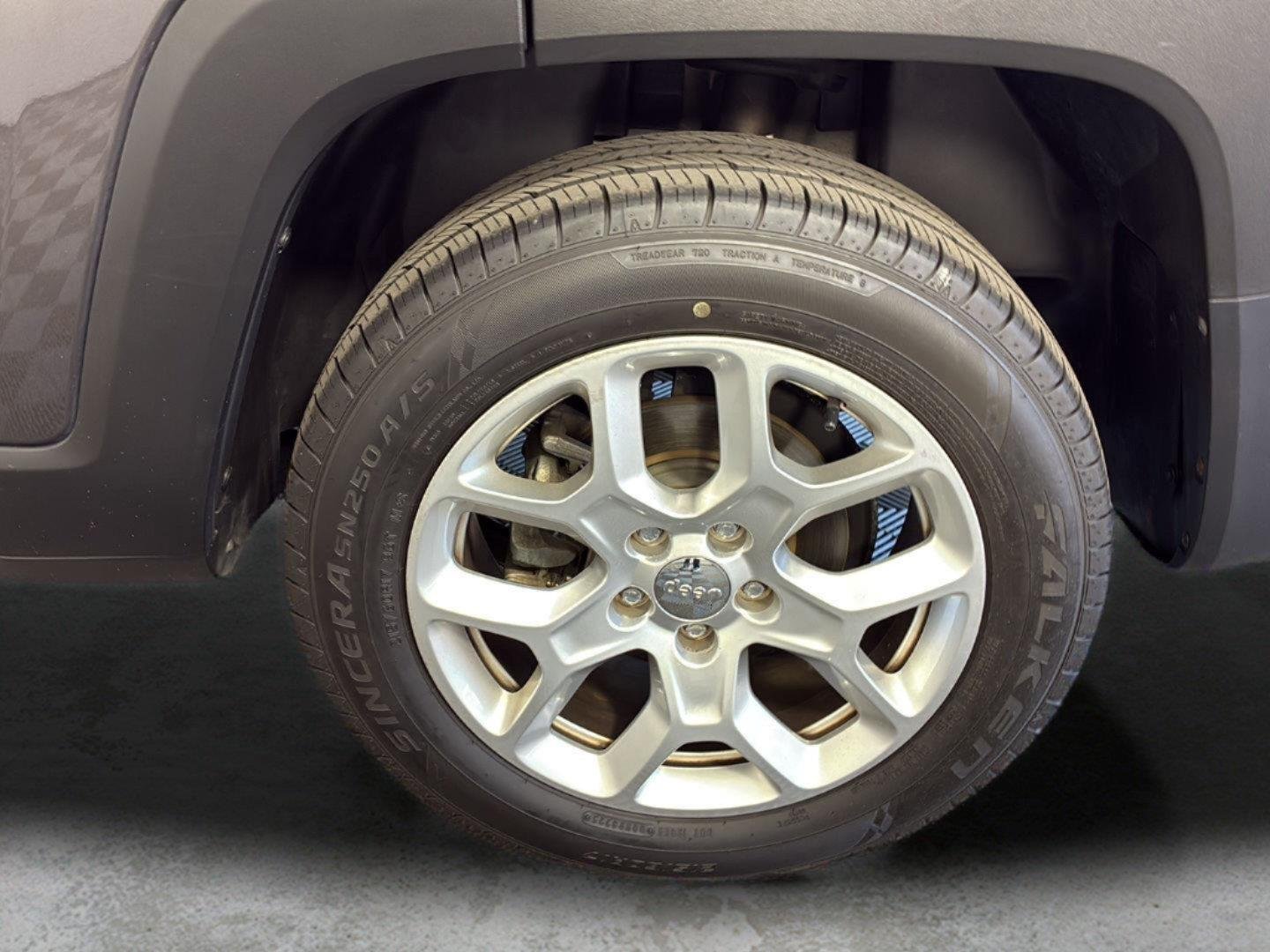 Used 2017 Granite Crystal Metallic Clearcoat Jeep Latitude image 15