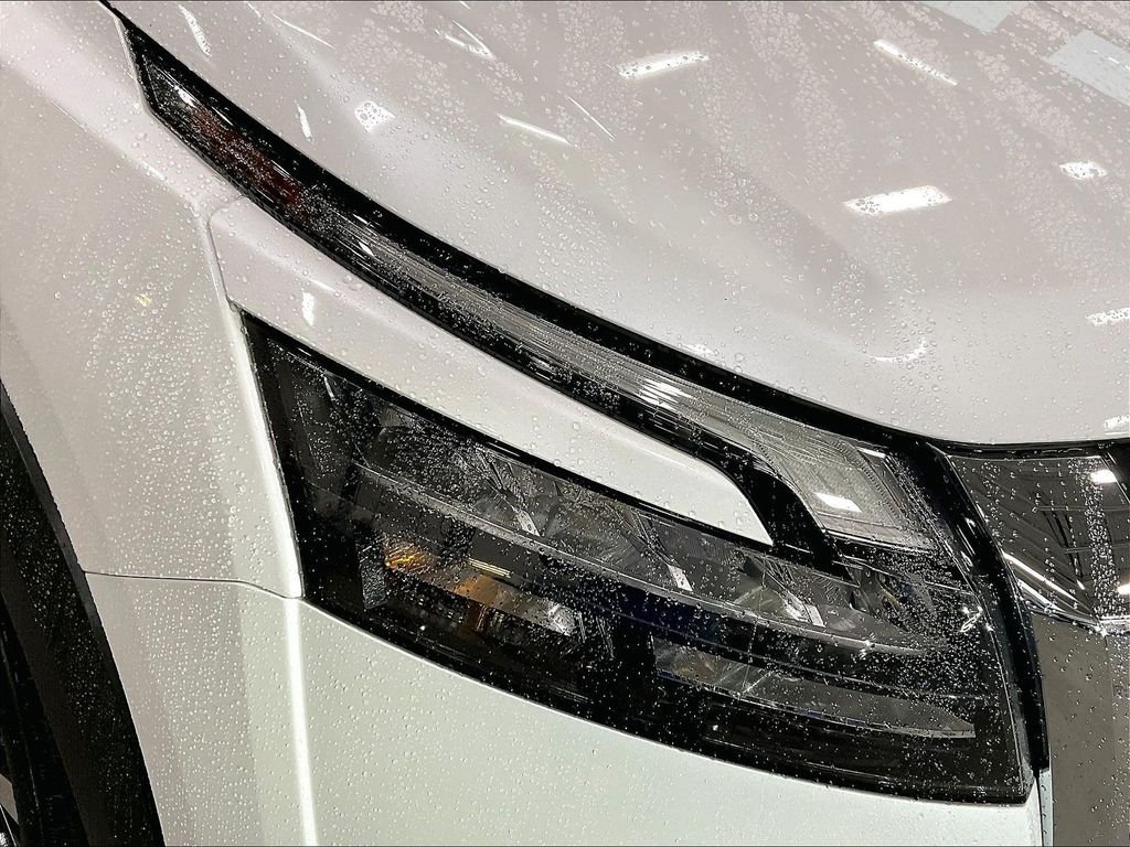 Used 2025 Everest White Pearl/Black Nissan Platinum image 34