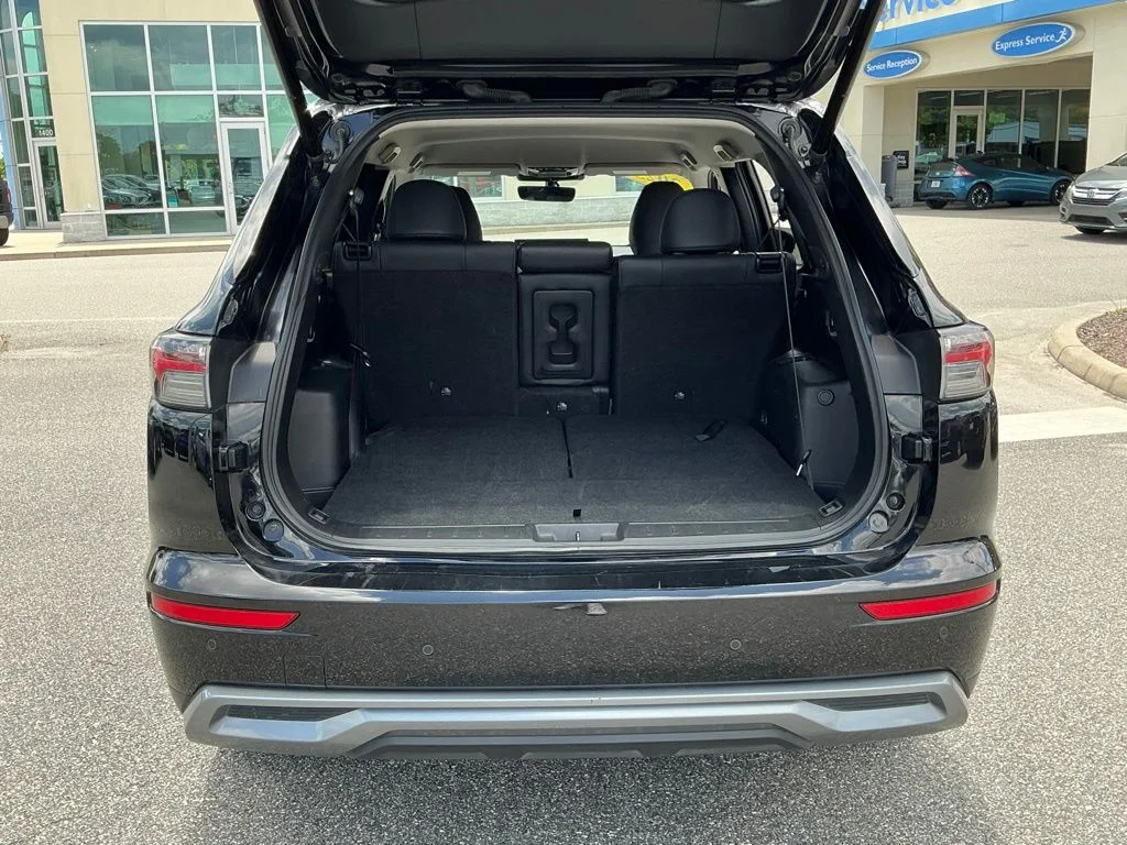 Used 2025  Mitsubishi SE image 19