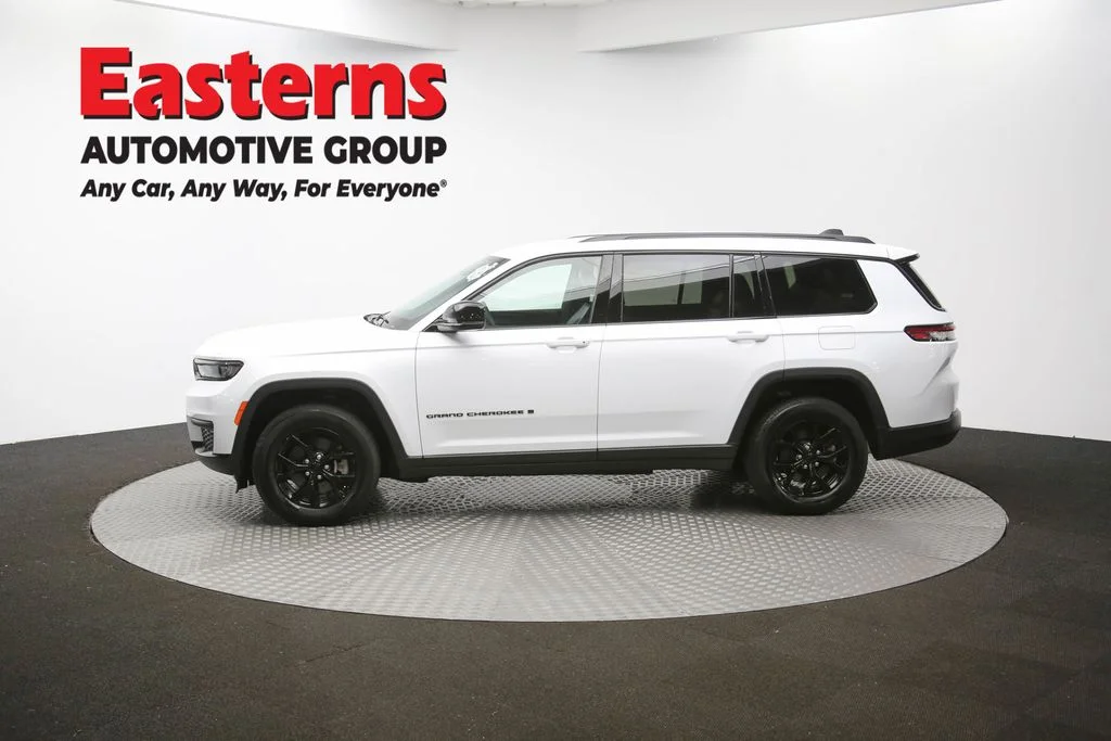 Used 2024 White Jeep Altitude image 62