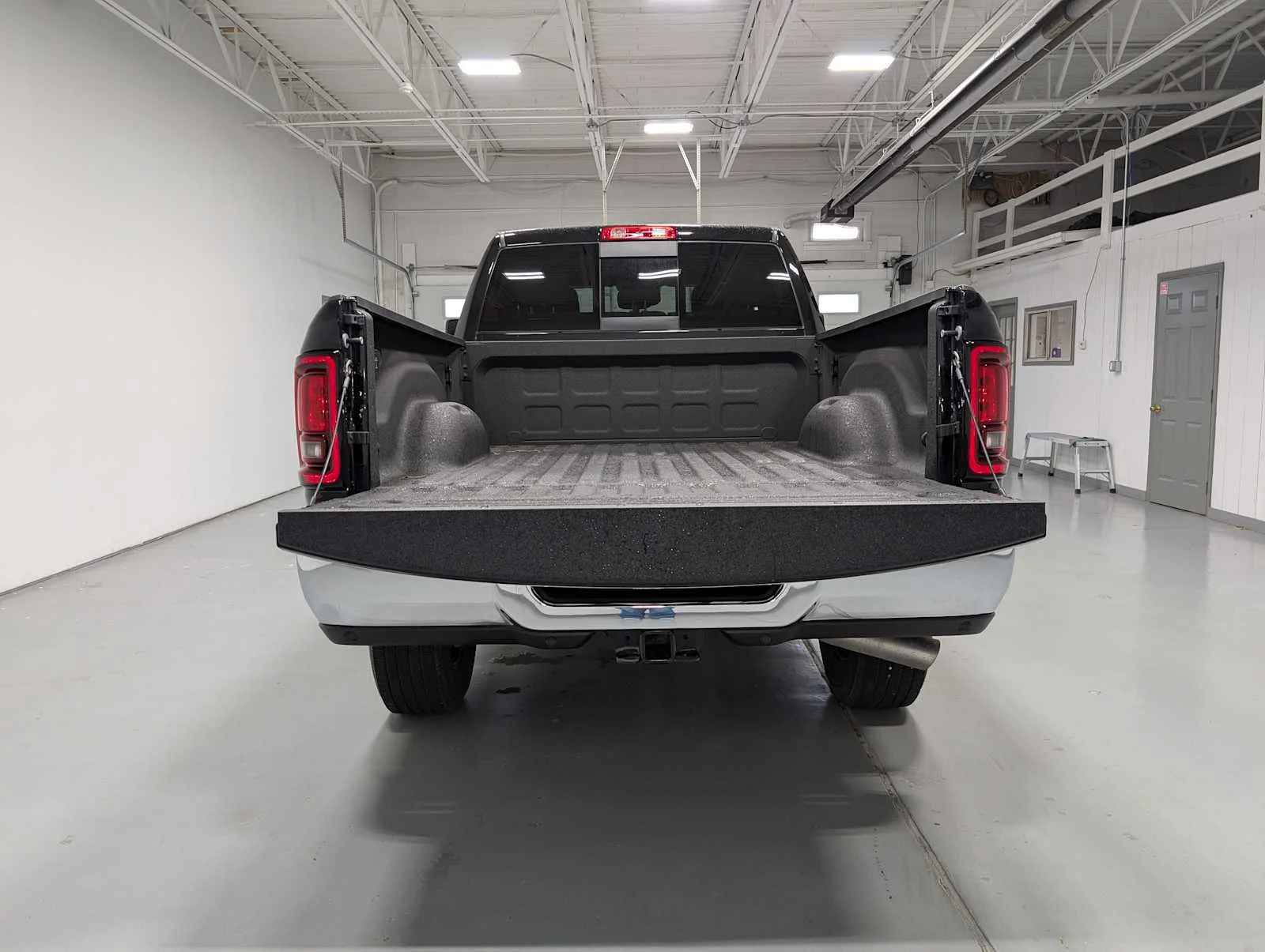 Used 2025 Diamond Black Crystal Pearlcoat Ram Tradesman image 43