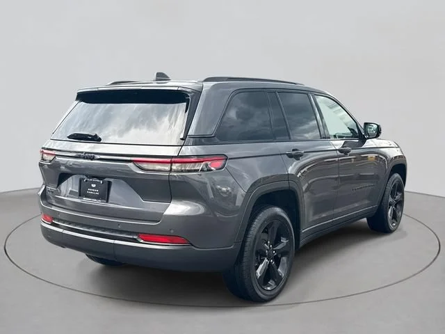 Used 2024 Gray Jeep Altitude image 34