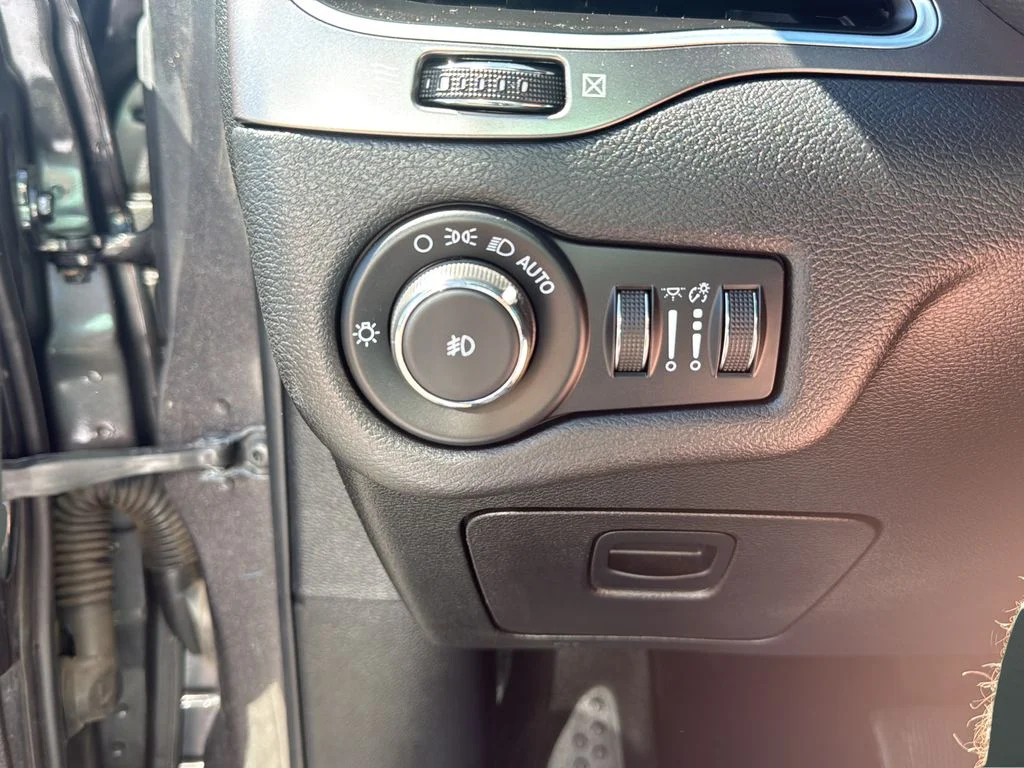 Used 2021 Gray Jeep Latitude Plus image 22